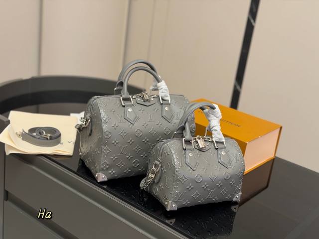Comes with a folding box/airplane box. LV studded pillow bag. Simple, versatile,