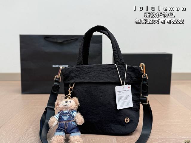 Lululemon's new tote bag! It'll keep you cute all day! Small and stylish, with a