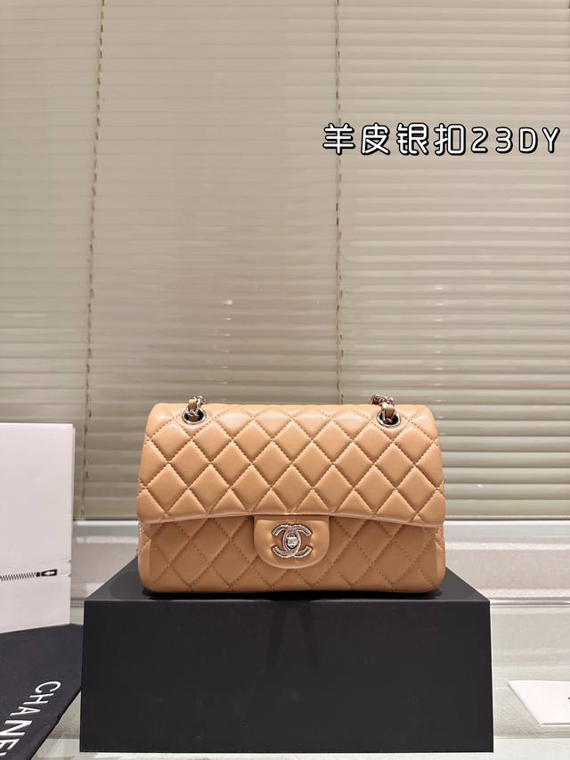 Comes with full packaging. Size: 23 14cm. Chanel CF. We always put a lot of effo