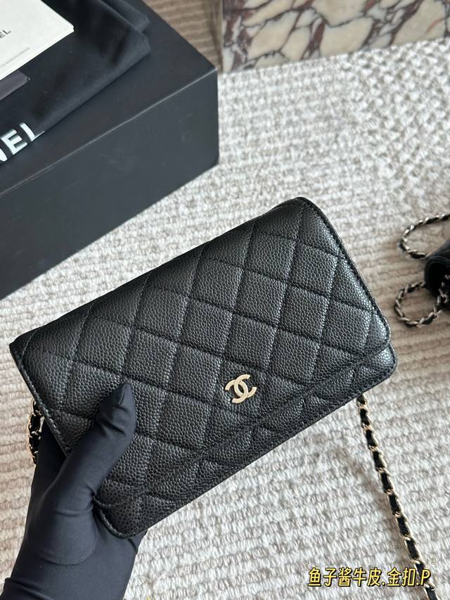 Comes with packaging. Size: 20*13cm. Top-grain cowhide leather. Chanel lucky bag