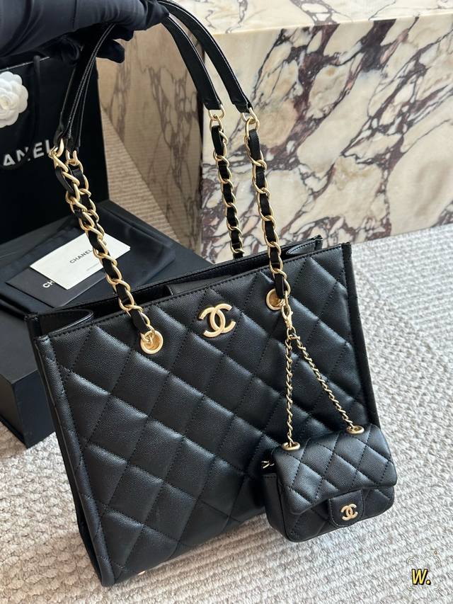 Chanel totebag. Perfect for commuting, shopping, or taking the kids out. This se