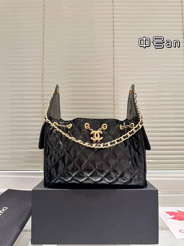 Medium-sized Chanel 25S cowhide hobo bag in waxed leather. Super soft and incred