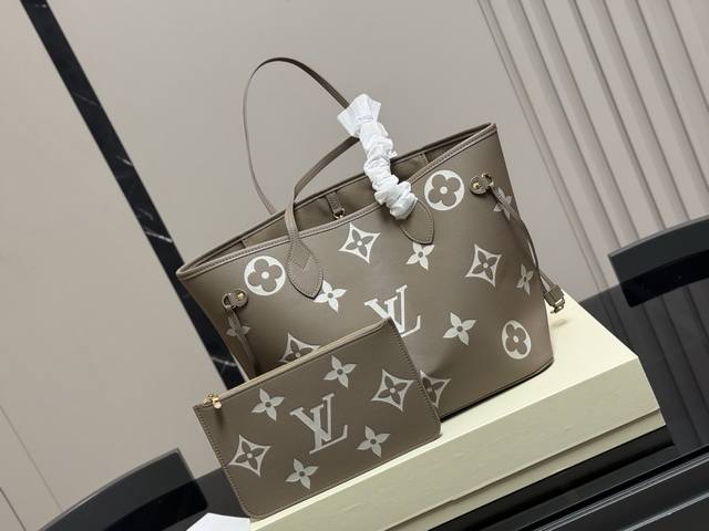 Comes with box. Size: 32cm bottom * 28cm height. Lv Neverfull Medium tote bag! A