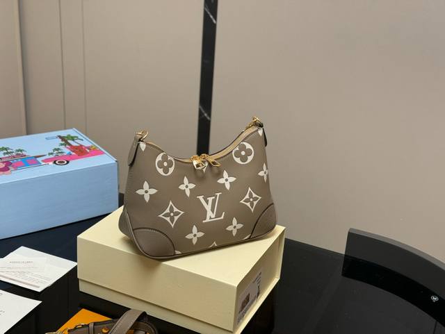 Comes with a folding box/airplane box. Size: 29*16cm. Latest croissant bag. Orig