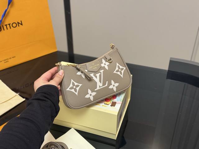 Comes with a folding box. Size: 20cm. LV Mahjong Bag! Replica calfskin leather.