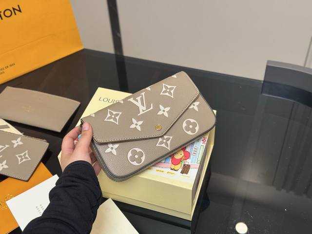 Comes with a folding box. Size: 22*13cm. A three-piece set. The best and most co