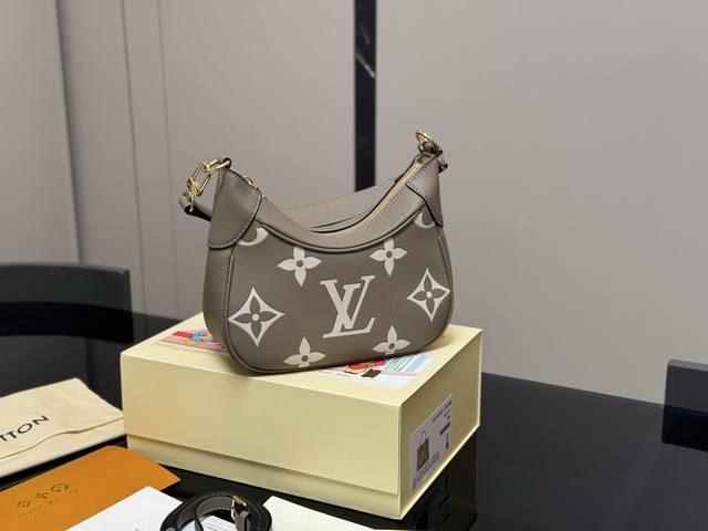 Comes with a folding box. Size: 23*18cm. LV Bagatelle leather underarm bag. Look