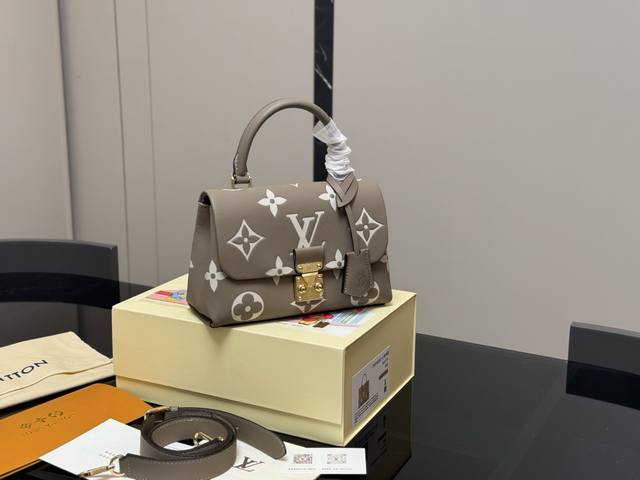 Comes with a folding box. Size: 22*15cm. I really love this bag with handles! It