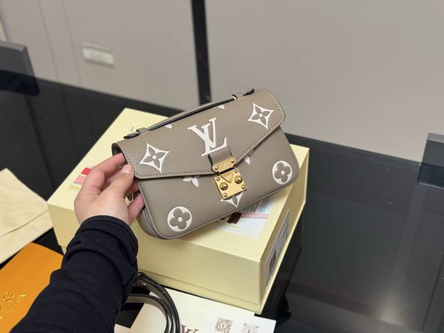 Comes with a folding case. Latest size: 21