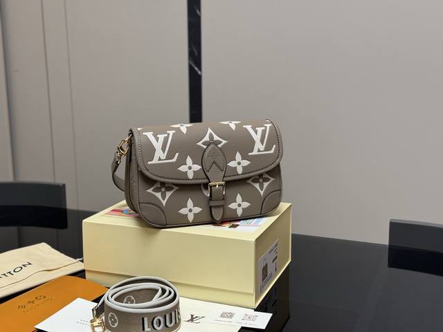 The LV baguette bag with a folding box looks amazing! The double shoulder straps