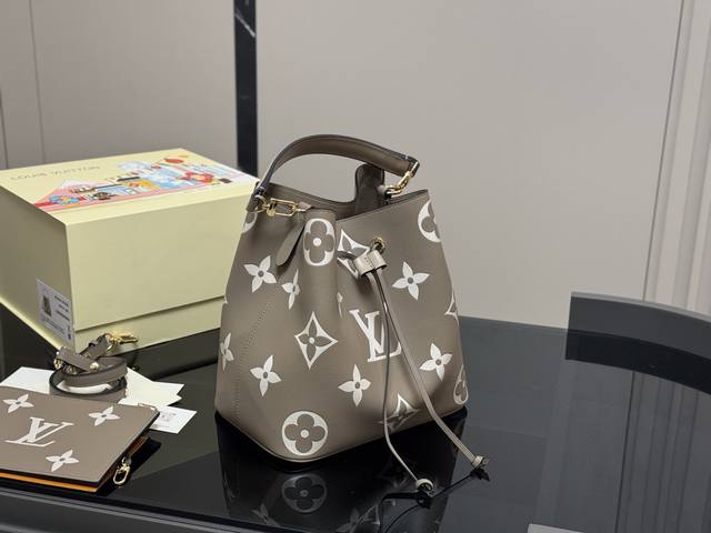 Comes with a folding box. High quality, highly recommended for everyday wear. LV
