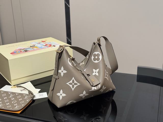 Size: 26.32cm Do you like the LV Carryall underarm bag with a bow? It comes with