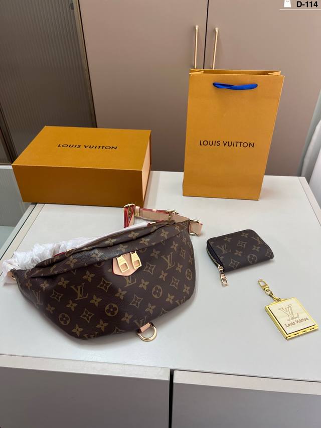 Card holder with small mirror Louis Vuitton waist bag/chest bag Classic and styl