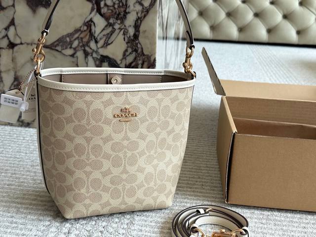 Comes with box. Size: 21 x 17cm. New Coach bucket bag from the latest season. Ca