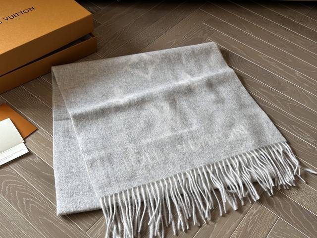 Original cashmere scarf with box. Size: *45cm. This 100% cashmere scarf from L's