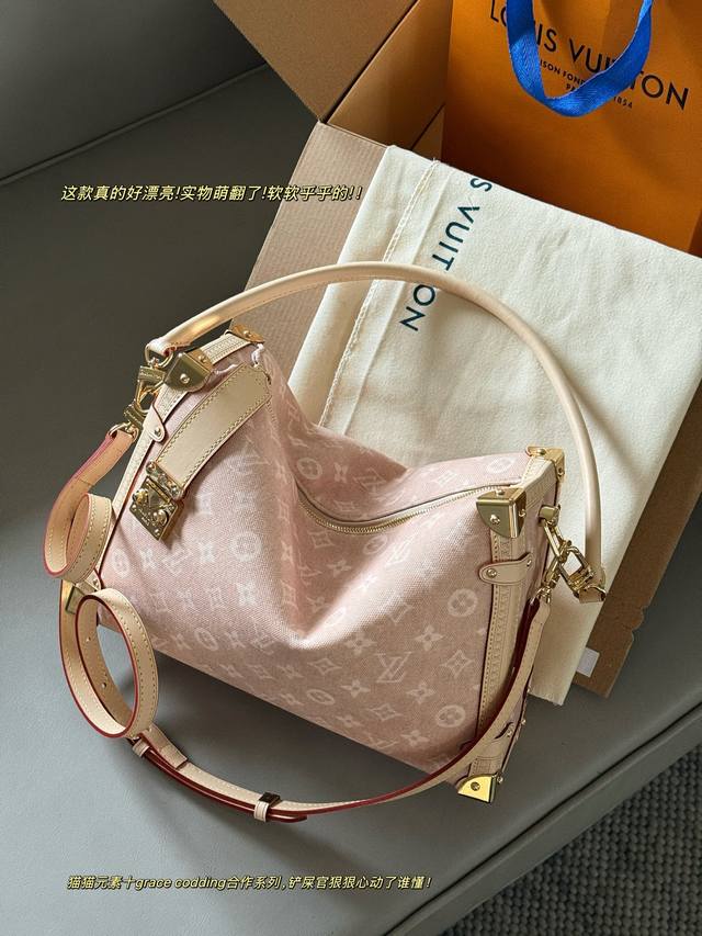 Comes with box. Size: 30.5*21cm. This is a collaboration between and Grace Coddi