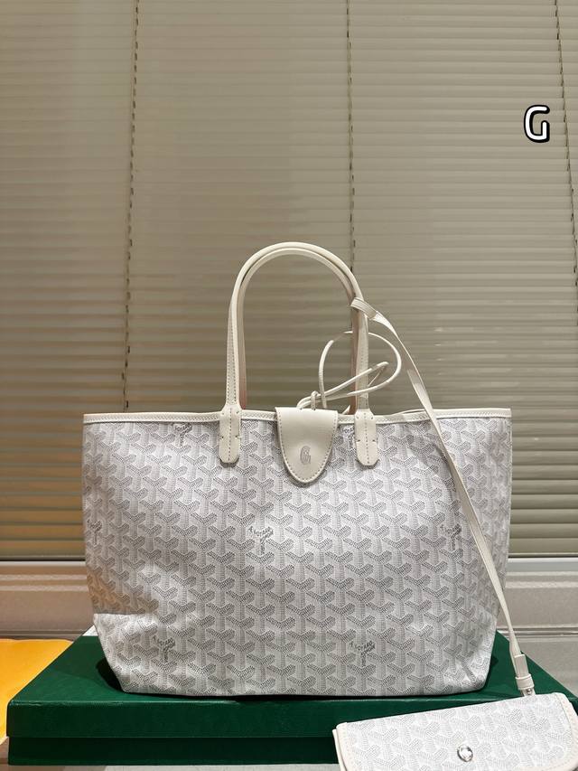 Comes with gift box. Size: 34*27cm. Goyard shopping bag. A shopping bag perfect