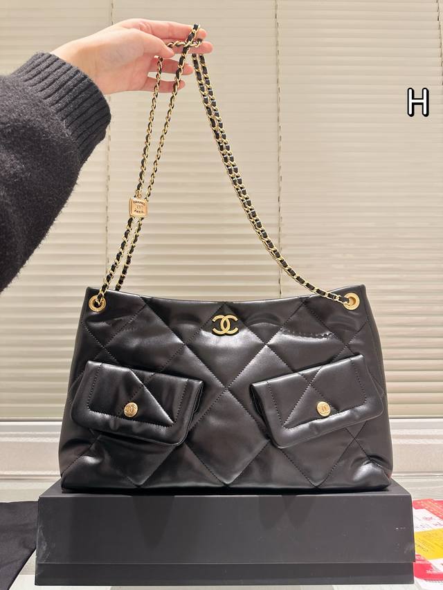 Replica lambskin Chanel 25K Hobo tote bag is so cool! The classic quilted patter