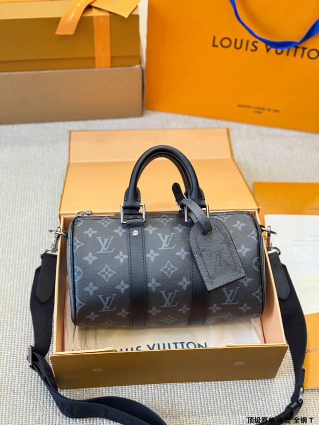 Original single-piece version, cowhide and steel, LV Keepall 25 Black Knight han