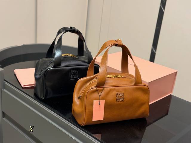 Comes with box Size: 27*16Cm Miumiu bowling briefcase The bag has just the right