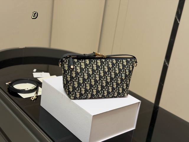 Comes with a folding box. Dior bento bag. Top-quality original Dior bag. Classic