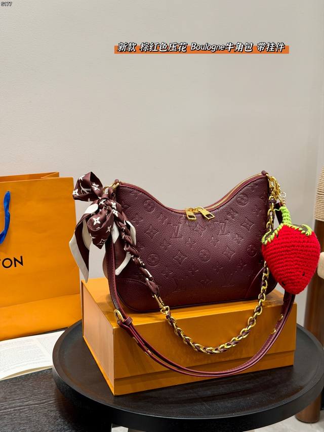 Gift Box Comes with a strawberry keychain and scarf! Size: 26*16Cm LV Boulogne B