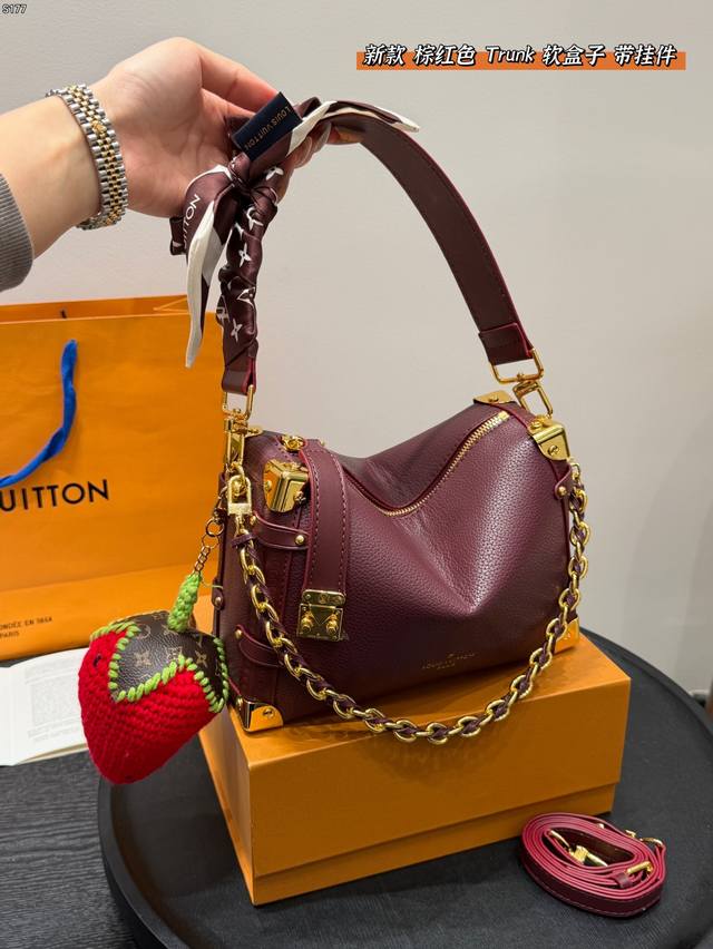 Comes with a gift box, paired with a strawberry keychain and scarf! Gu Ailing's