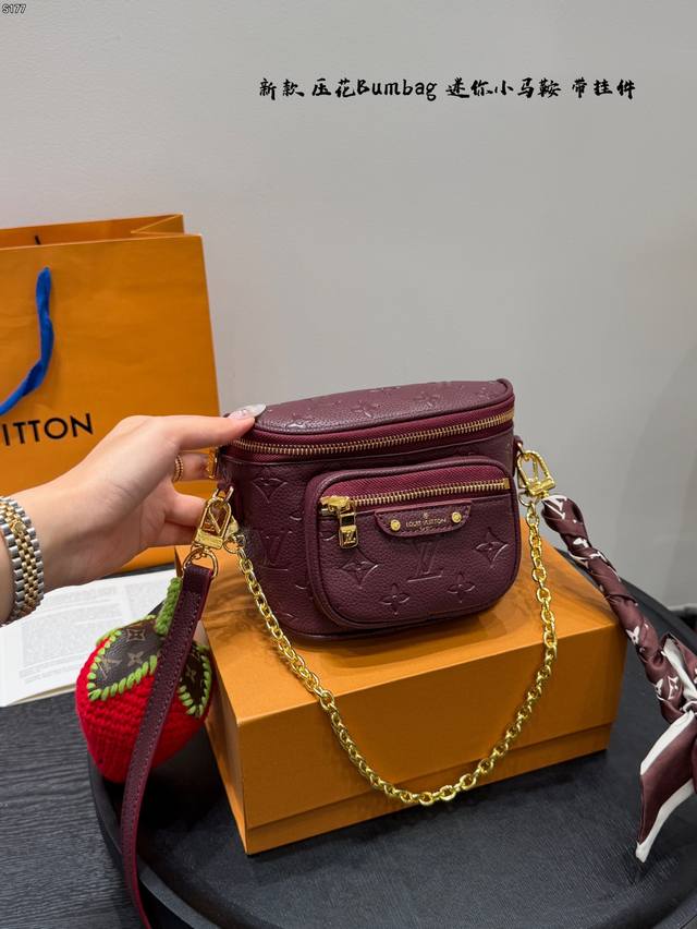 Gift box packaging Comes with a strawberry keychain and scarf! New LV brown-red