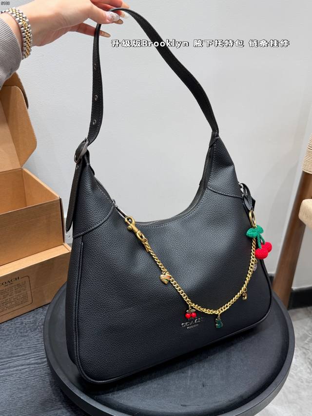 Upgraded version with box! Comes with chain charm! Size: 36*23cm. Wow, this Coac