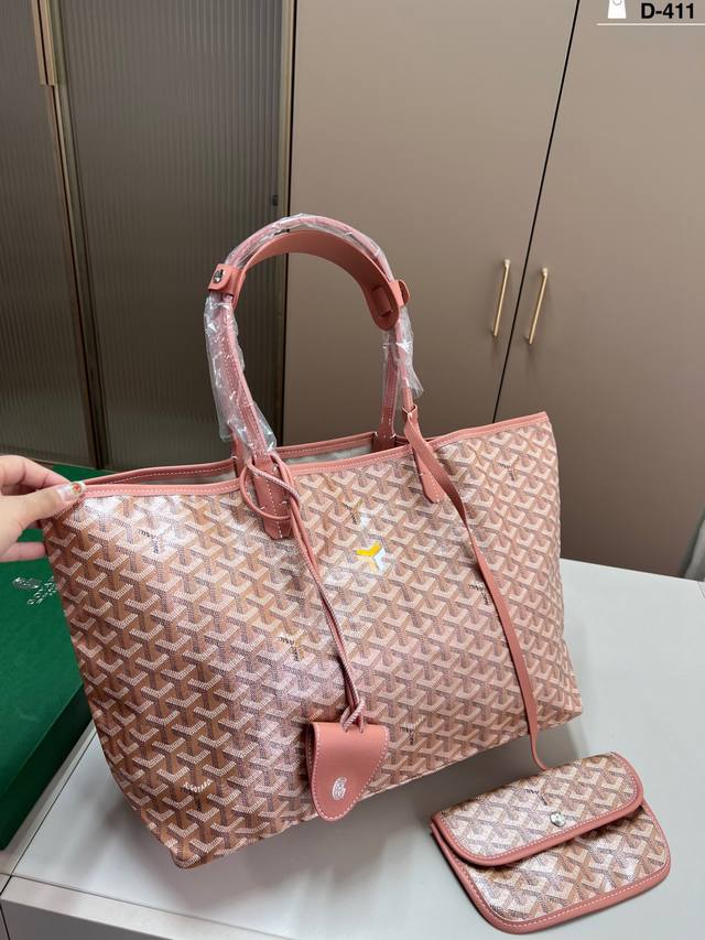 Goyard pearl pink shopping bag is so girly! It's both high-end and girly. After