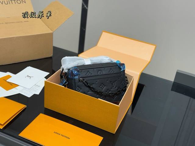 Foldable box/airplane box Size: 18X13X8 Lv Box bag It's really a cute square box