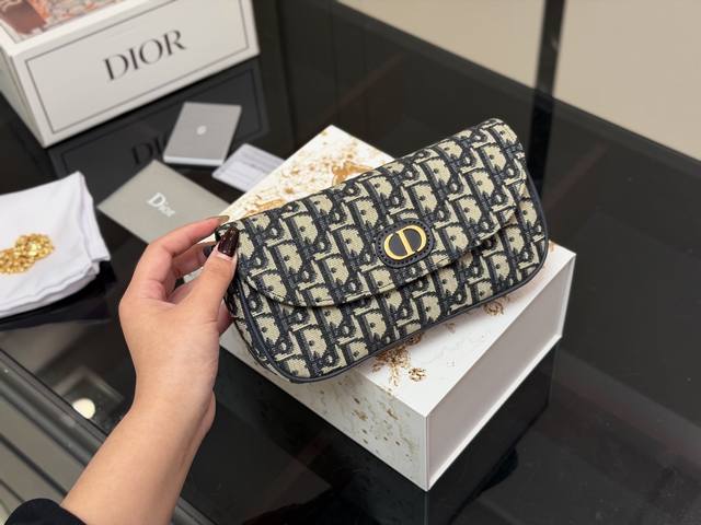 Comes with a folding box/airplane box. Size: 22.12cm. The most stylish WOC (Wall