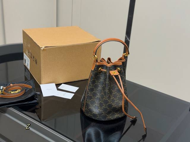 Box included. Size: 20*23cm. Celine bucket bag, new style. I've always loved the