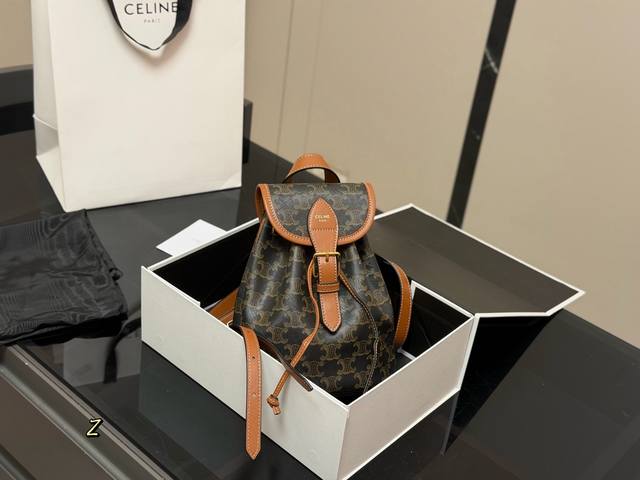 Comes with a folding box. Size: 18.20cm. Celine backpack in cowhide leather. New