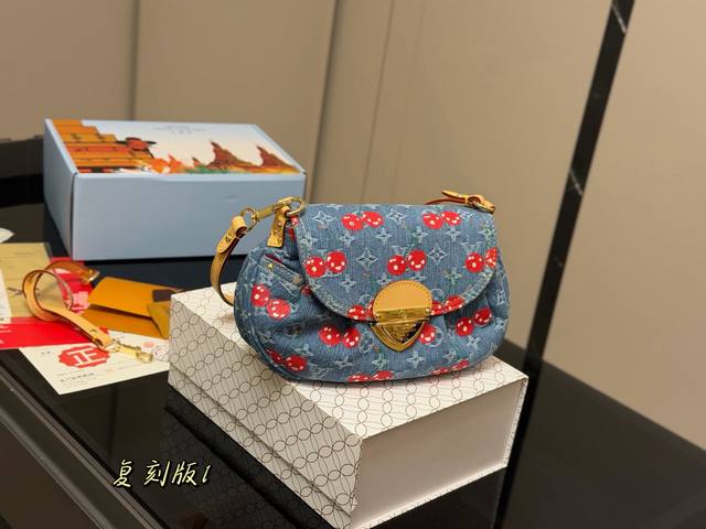 Comes with a folding box. LV Denim series ingot bag. Quite small, so it exudes a