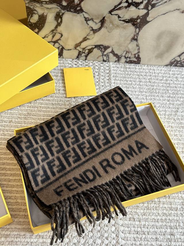 Original Fendi scarf with box. Size: 35cm. This winter's favorite is caramel-col