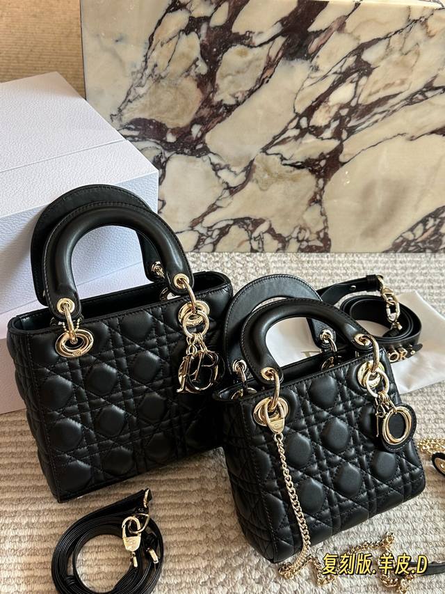 Comes with box. Size: 17cm x 20cm. High-quality version. Upgraded shipping. Made