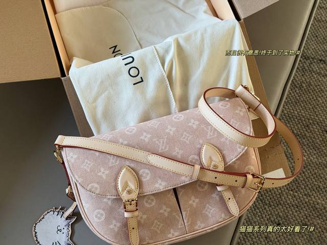 Color-changing leather bag with box. Size: Top width 30*20cm. New L's cat collab