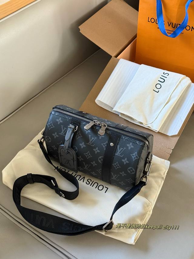 Comes with box. Size: 27*17cm. This Keepall City pillow bag from L's is so cute!