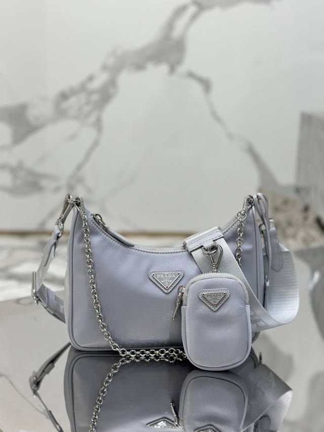 The new version of the Hobo 3-in-1 bag is a must-have for cool girls, unlocking