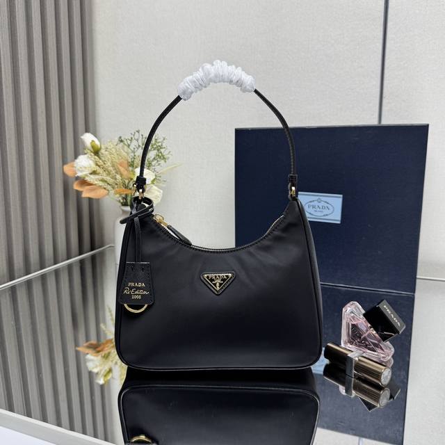 Top-quality original Prada new leather shoulder bag with D-buckle, featuring a v