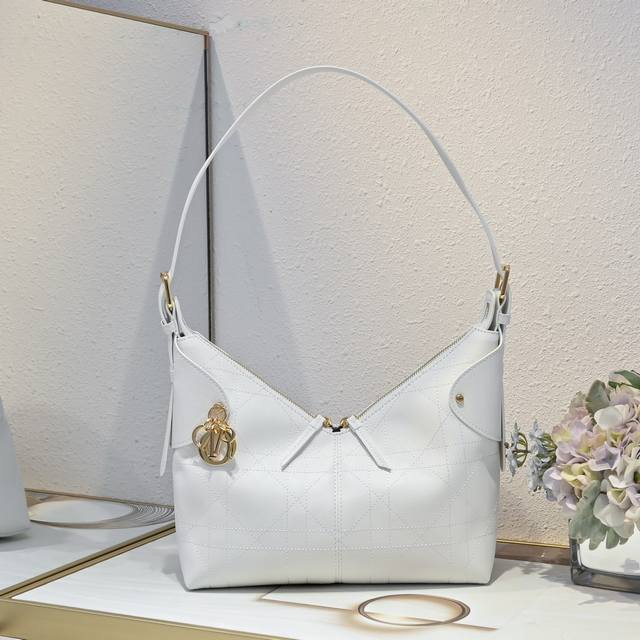 Pure White Large. This Dior Voyage handbag is a new addition to the 2026 Early S