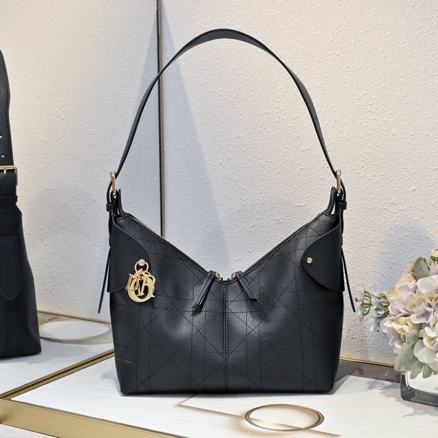 Black Large. This Dior Voyage handbag is a new addition to the 2026 Early Spring