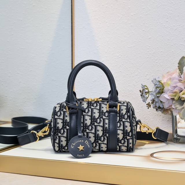 16Cm This Dior Groove 20.25 handbag is a new addition to the Winter 2024 ready-t
