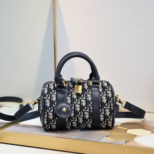 20Cm This Dior Groove 20.25 handbag is a new addition to the Winter 2024 ready-t