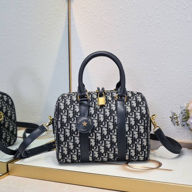 25Cm This Dior Groove .25 handbag is a new addition to the Winter 2024 ready-to-