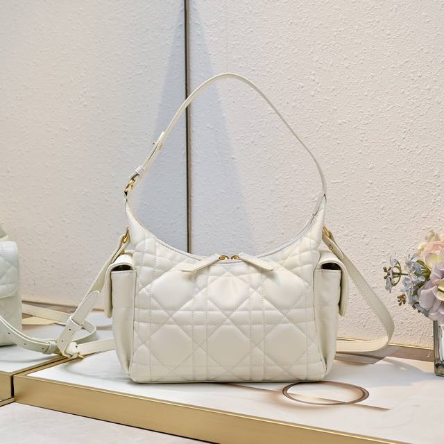 This D-Dream handbag is a new addition to the Fall/Winter 2025 ready-to-wear col