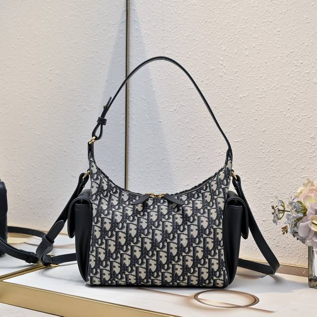 This D-Dream handbag is a new addition to the Fall/Winter 2025 ready-to-wear col