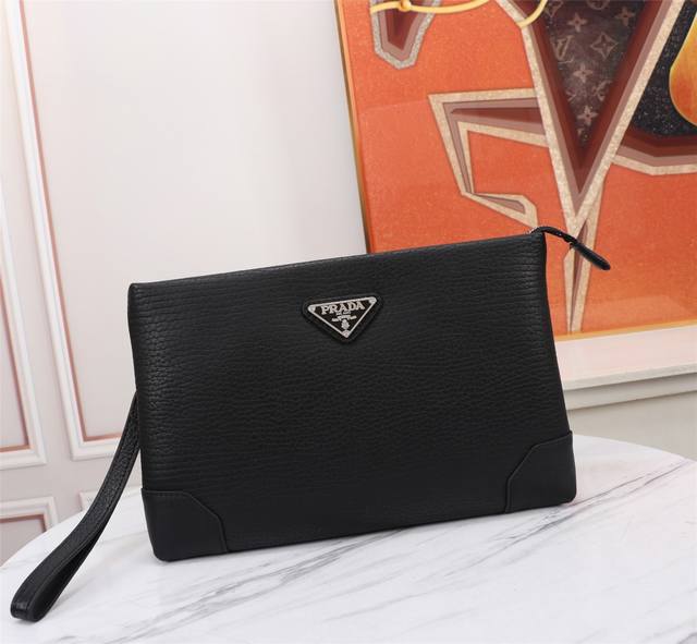 Top-quality original Prada handbag, latest model, made with imported European co