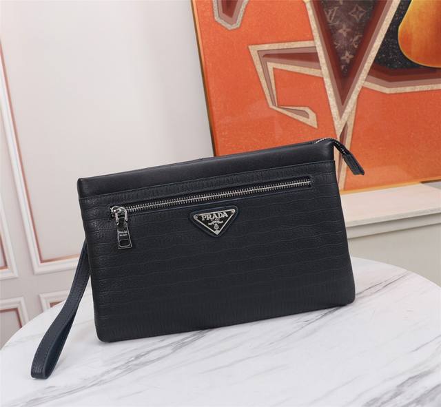 Top-quality original Prada handbag, latest model, made with imported European co